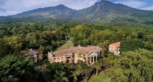 Kaliandra Eco Resort dengan Latar Belakang Gunung Arjuna 