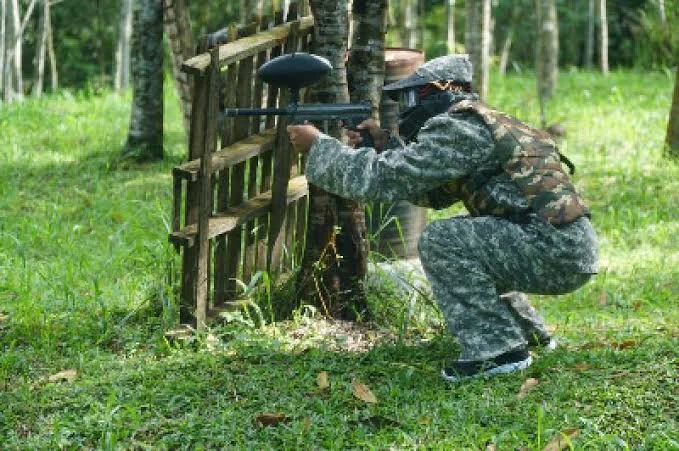 Regu paintball berseragam loreng dan bermasker saat sesi war games First Outbound di Yogyakarta