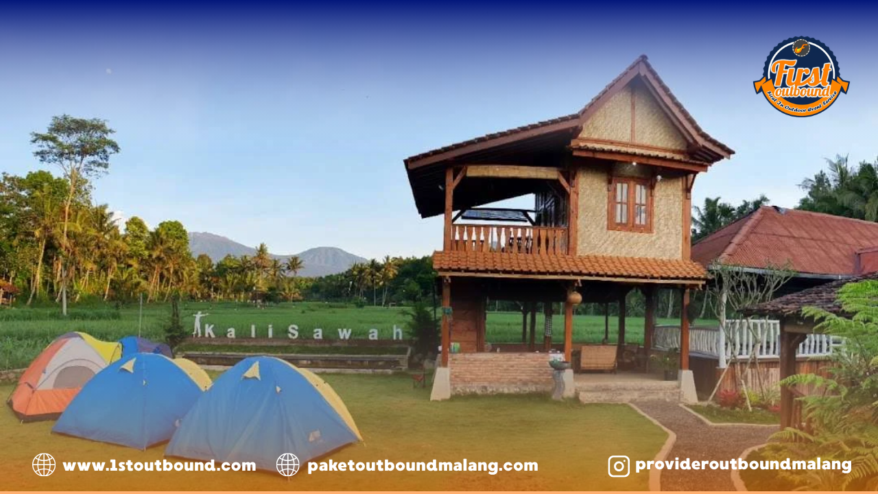 Bumi perkemahan Pacet dengan lapangan luas untuk camping korporat dan LDKS