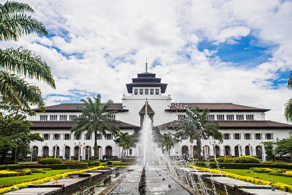 Gedung Sate, landmark peninggalan kolonial di pusat Kota Bandung, Jawa Barat